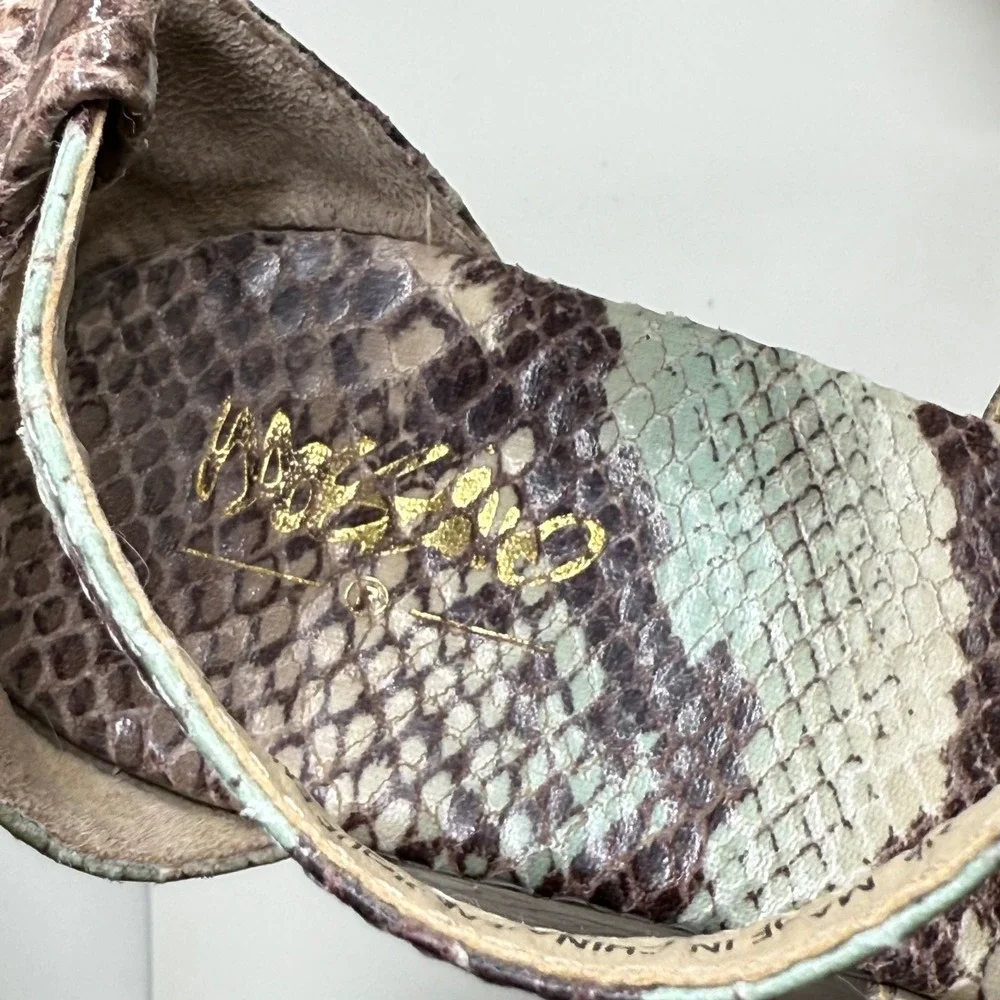 Mossimo open toe wedge sandal, snake print gold medal detail ‎ 7.5